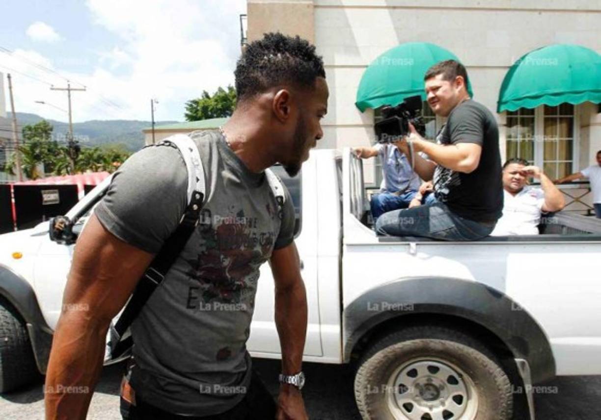 El defensor Maynor Figueroa en el momento que llegaba a la concentración de la selección de Honduras. El capitán es uno de los líderes de la Bicolor.