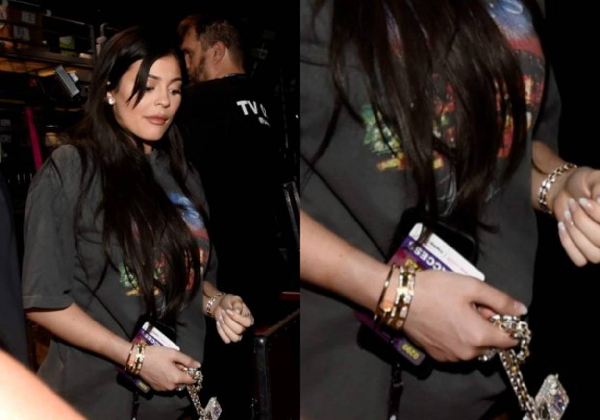 Los rumores iniciaron por fotografías en donde Kylie luce un vientre pronunciado.<br/><br/>Durante la presentación de Scott en el iHeartRadio Music Festival el sábado 23/09, a la que Kylie asistió, la estrella se miraba mucho más 'llenita' de su área abdominal.<br/><br/>(Foto AFP - Isaac Brekken)