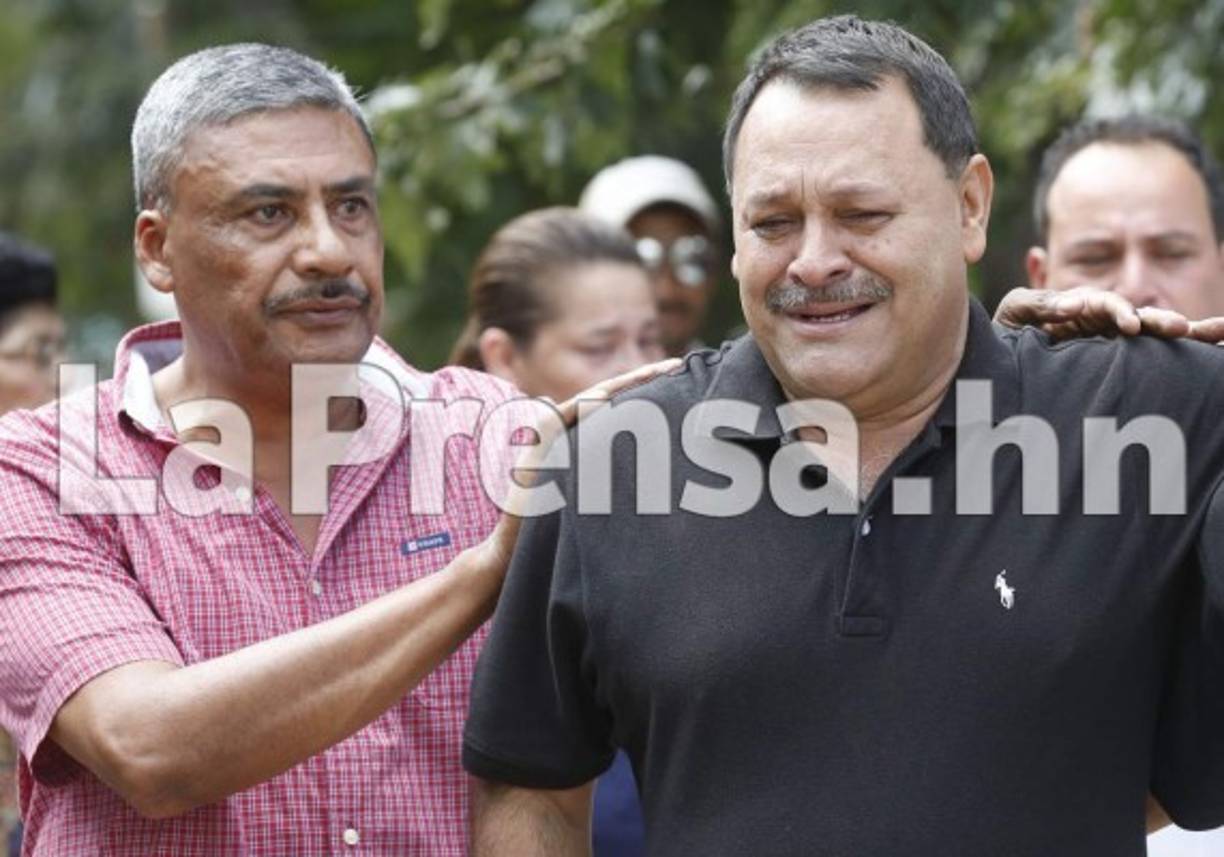 El alcalde de San Buenaventura llegó a la casa del diputado Marco Antonio Andino y lloró por el fallecimiento.