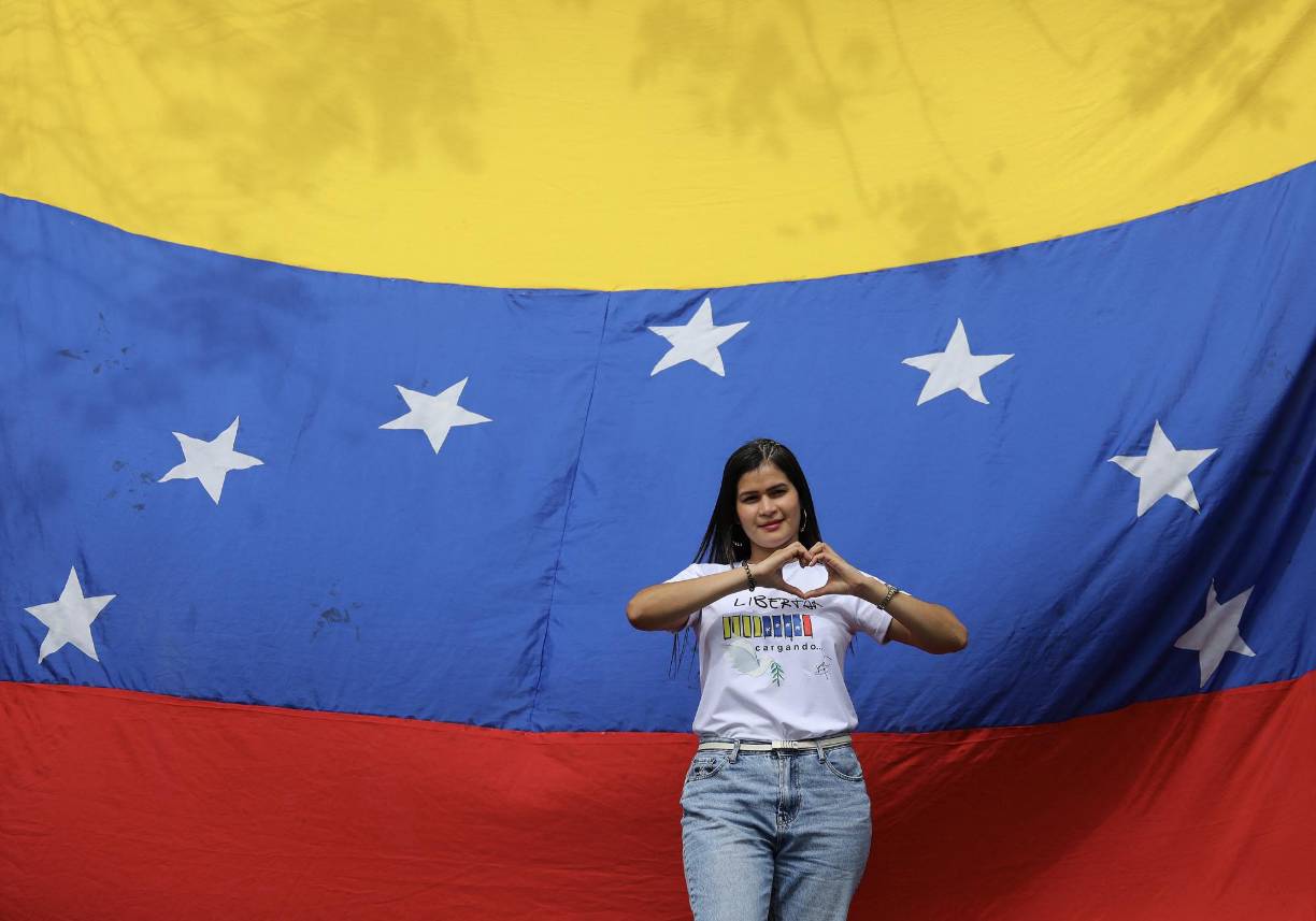 Distintas personalidades del mundo del espectáculo y de la política colombiana han manifestado su apoyo al pueblo de Venezuela en las elecciones de este domingo y el deseo de que logren en las urnas una victoria de la oposición. Al menos 2,87 millones de migrantes venezolanos residen en Colombia.