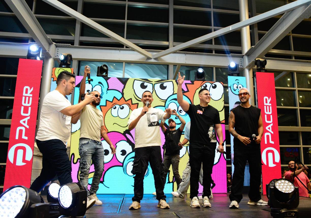 Minutos más tarde, subían al escenario DJ Chaval, Carlos Zúniga, JD y Fancony en medio de los gritos de júbilo de sus seguidores. 