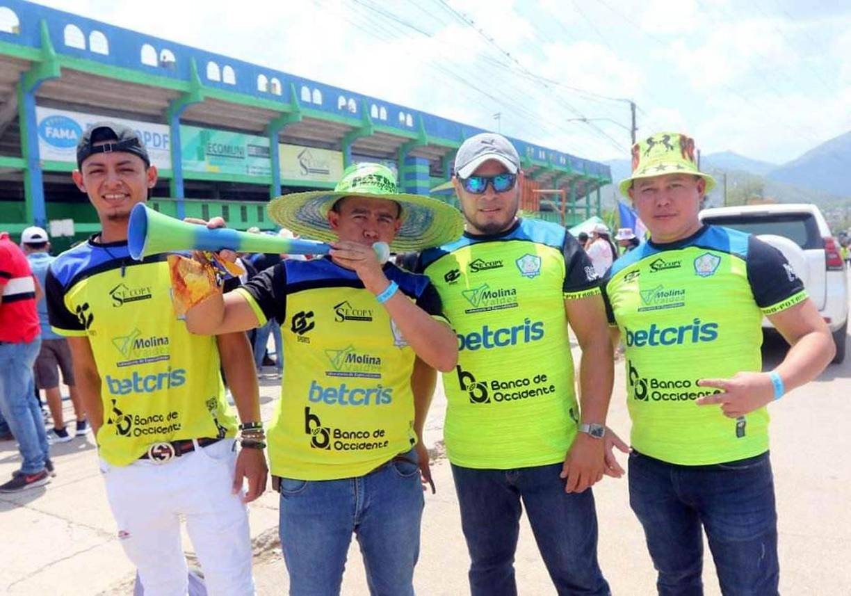 Los aficionados de los Potros del Olancho FC con su camiseta apoyando a su equipo en la final.