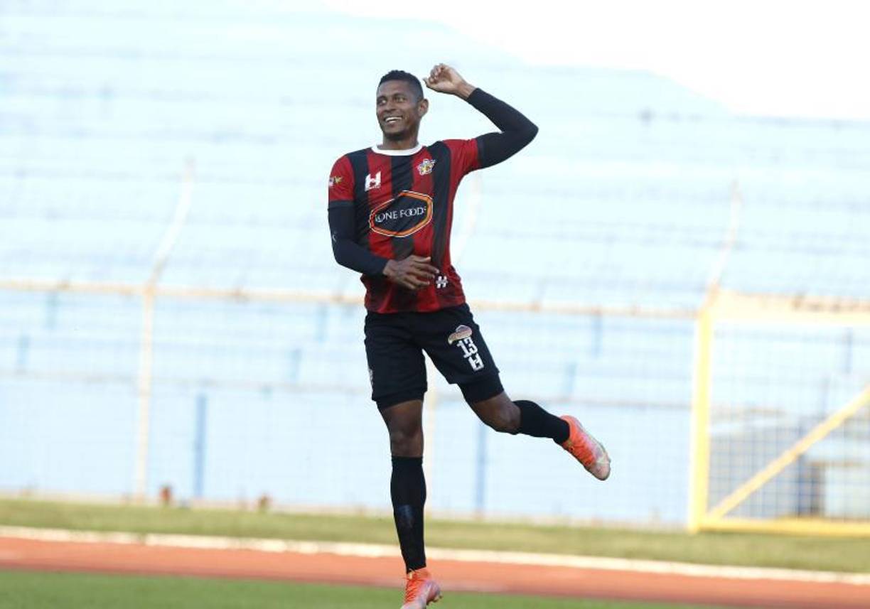 El experimentado delantero Carlo Costly señaló que planea seguir como futbolista profesional: “Tengo 40 años, pero quiero seguir jugando no sé porqué, me pican los pies por seguir jugando. De hecho me levanto temprano para entrenar y me gusta esa alegría que llevo”, indicó en “Los dueños de la cancha” .