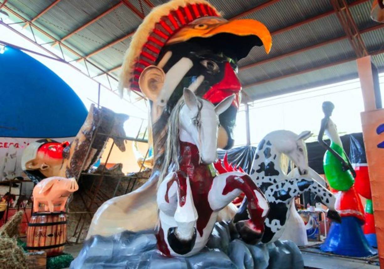 Esta chimenea representa a la cultura indio-americana o pieles rojas.