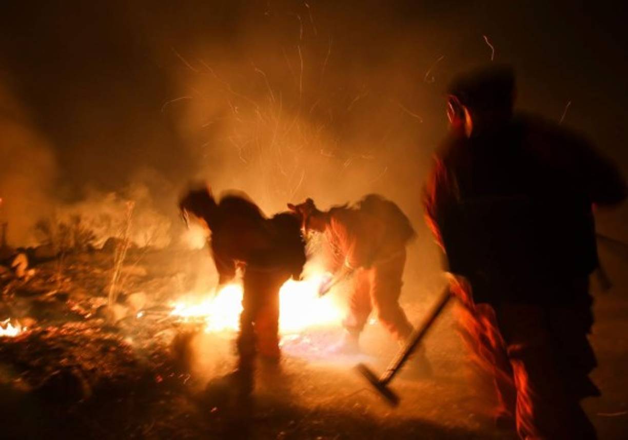 Unos 500 bomberos de Ventura combaten las llamas del llamado Thomas Fire, que consume pasto seco.