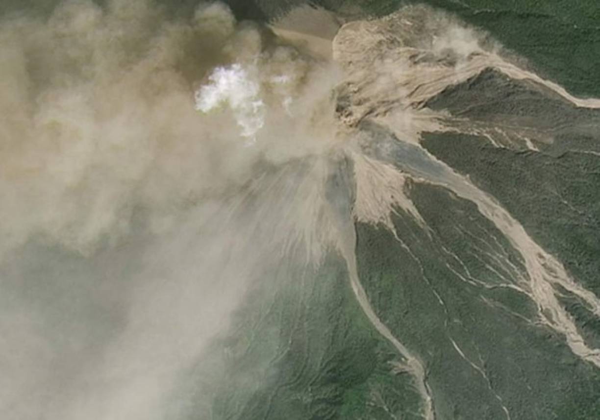 La NASA también captó la gigantesca columna de cenizas que expulsó el volcán el pasado domingo por la tarde.