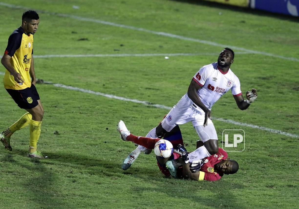 Yustin Arboleda cayó al suelo tras la acción con ‘Buba‘ López.