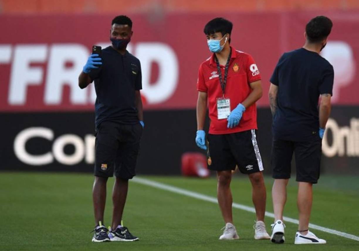 El reencuentro de dos jóvenes conocidos que fueron compañeros cuando eran pequeños en el FC Barcelona y hoy el fútbol los hizo ser rivales: Takefusa Kubo por el Mallorca y Ansu Fati por los azulgranas.