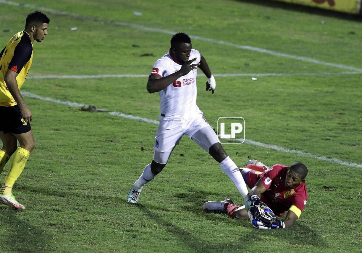 En los últimos minutos, Yustin Arboleda intentó robarle el balón de las manos a Luis ‘Buba‘ López.
