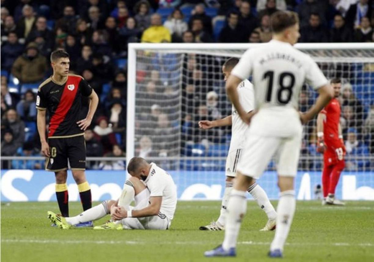 Karim Benzema se duele en el suelo de un golpe en el tobillo izquierdo.