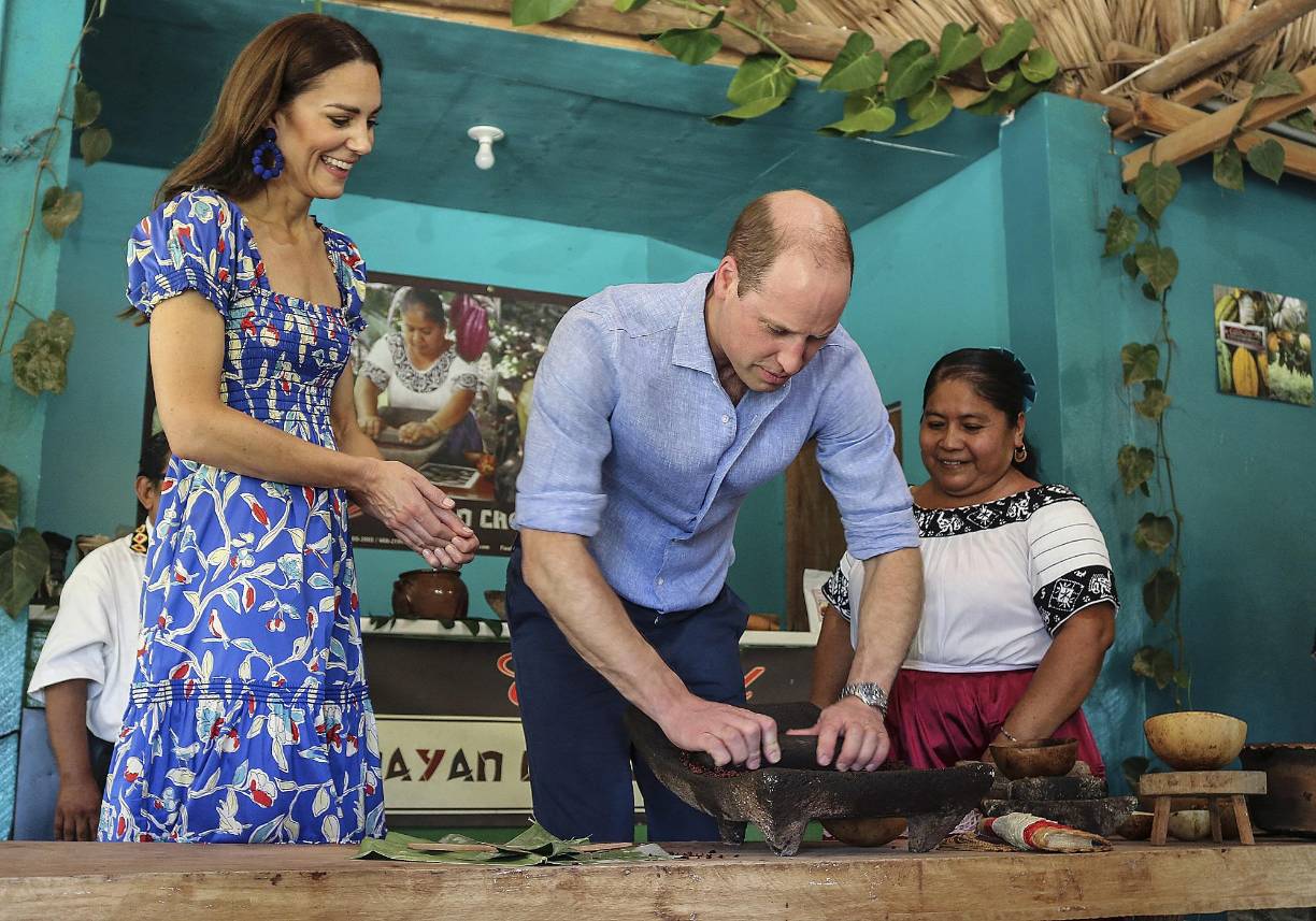 Allí, la pareja fue recibida por la comunidad garifuna que les preparó platos típicos locales como hudut y sahou, les enseñaron el arte de confeccionar chocolate de granos de cacao y con quienes sembraron un árbol.