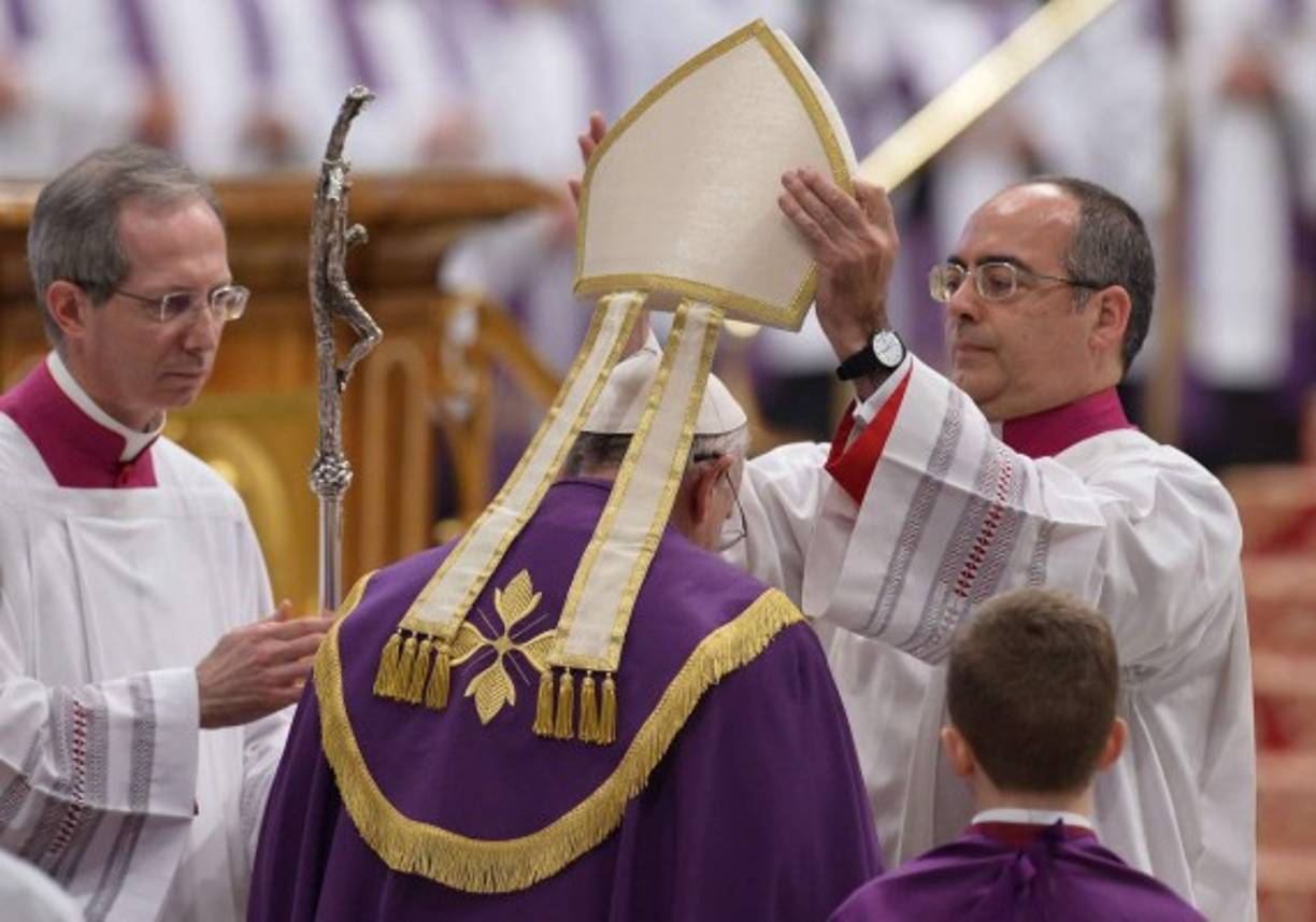 Los asistentes del Papa Francisco se mantienen a su lado en todo momento.