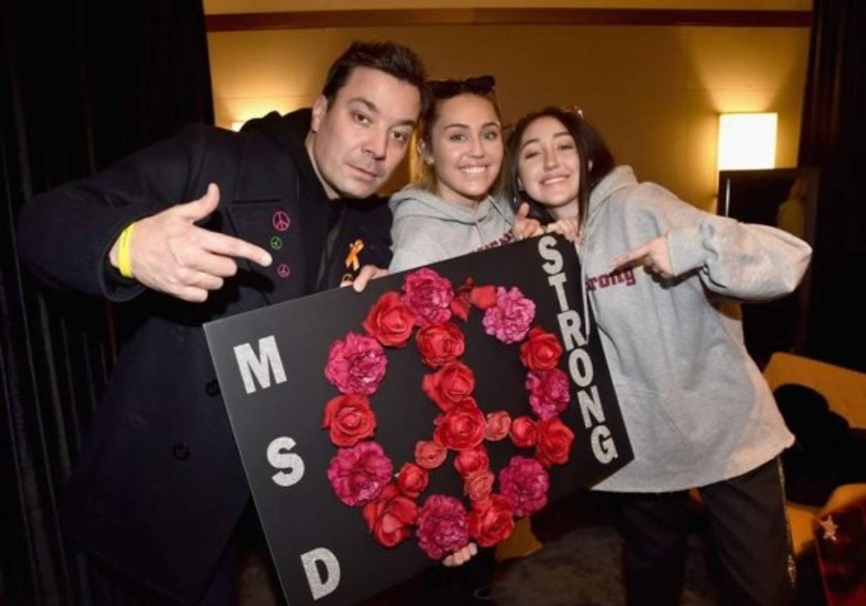 Otros famosos que dijeron presente fueron Jimmy Fallon y la hermana menor de Miley Cyrus (c), Noah Cyrus.<br/>