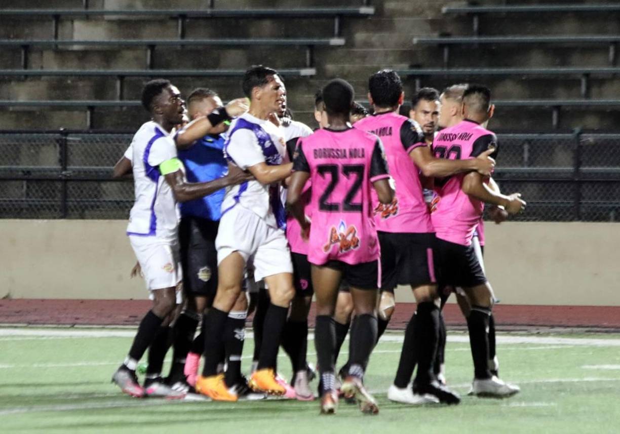 Así fue la pelea que protagonizaron jugadores del Génesis de Comayagua contra el Borussia Nola.