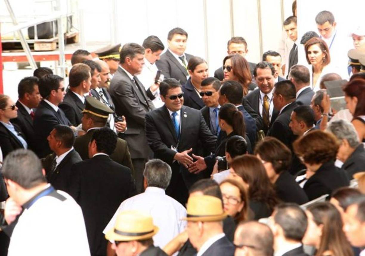 El presidente Juan Orlando Hernández viajó hasta el Vaticano a la beatificación del arzobispo salvadoreño Romero.