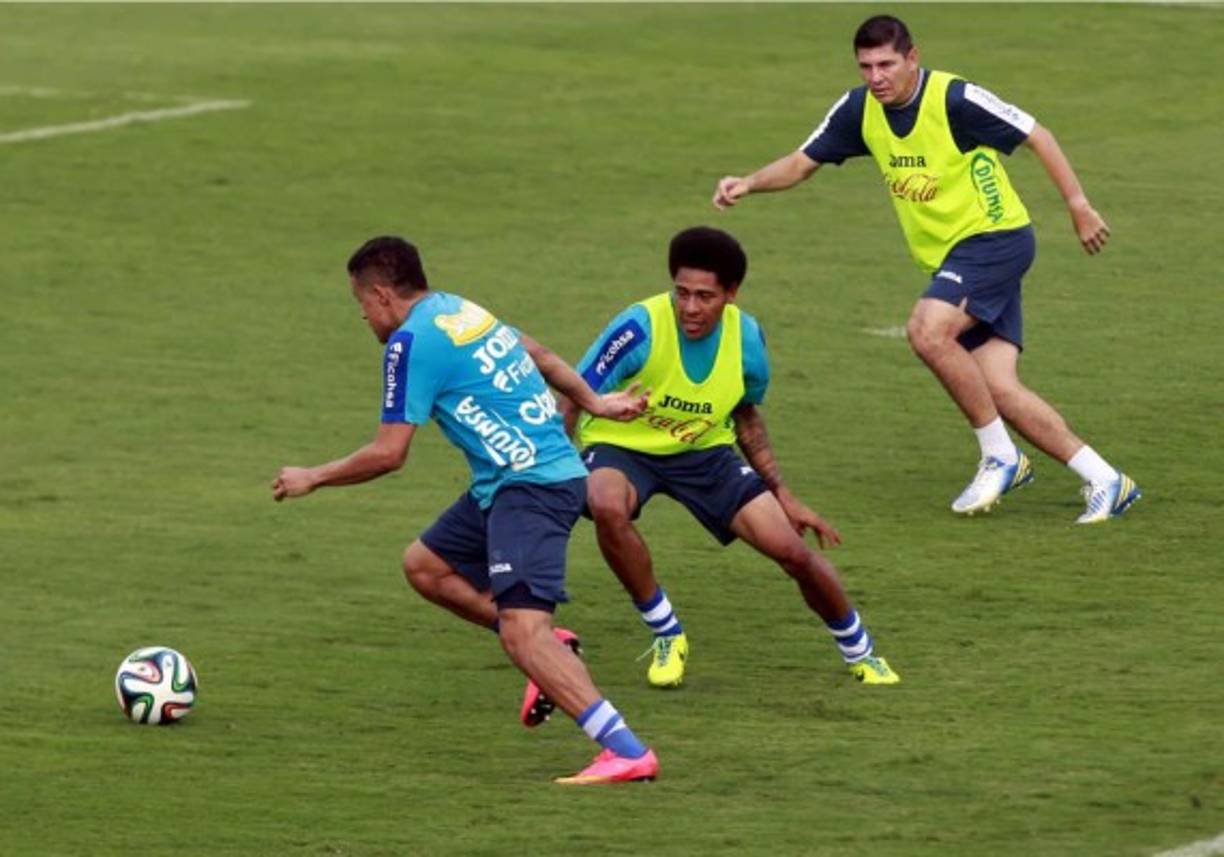 Roger Rojas supera a Henry Figueroa en el colectivo.