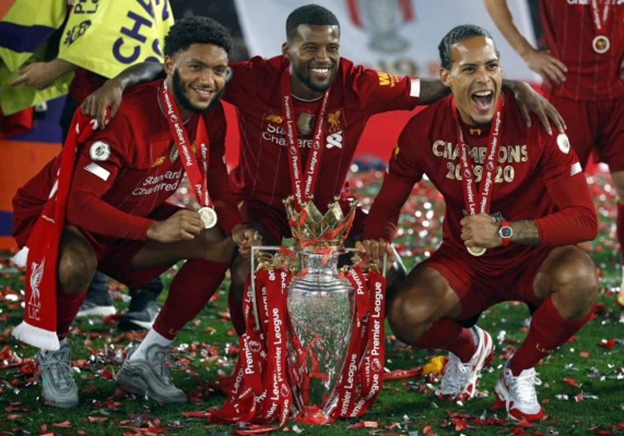 Joe Gómez, Georginio Wijnaldum y Virgil van Dijk, contentos con el trofeo de campeones.