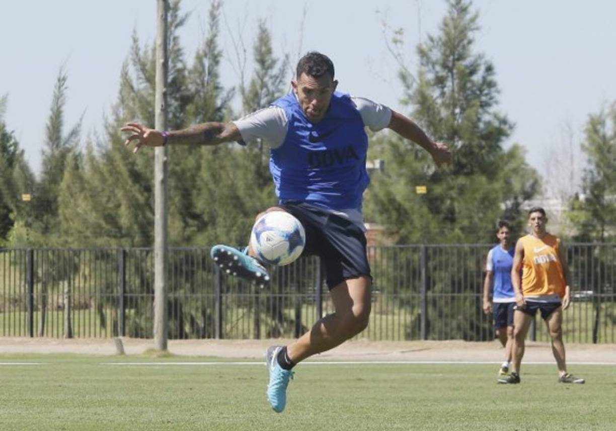 Boca Juniors ya ha hecho oficial le llegada de Carlos Tévez, procedente de la liga china. A sus 33 años, el delantero argentino empieza su tercera etapa en el club ‘xeneize’ tras desvincularse del Shanghai Shenhua. Ya se ejercita con sus nuevos compañeros.