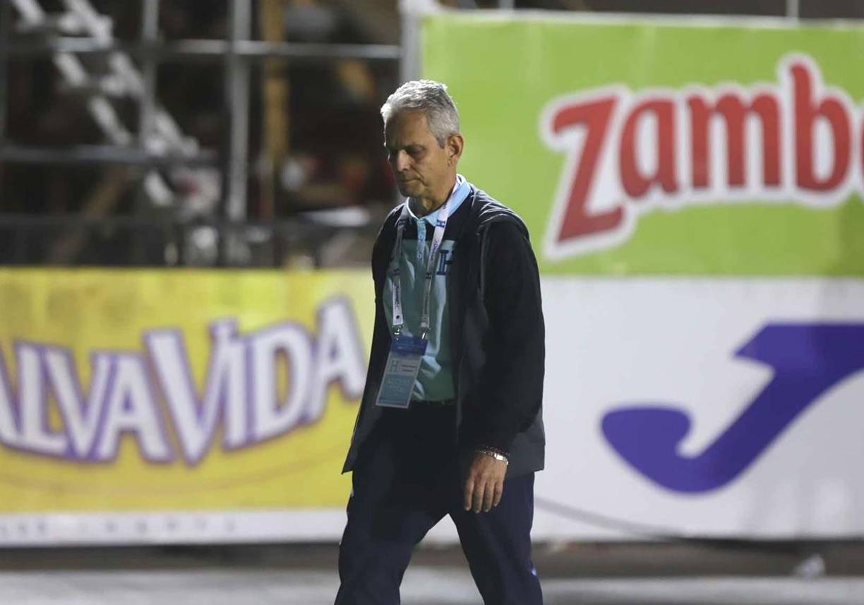 Con el rostro desencajado y cabizbajo se marchó Reinaldo Rueda del estadio Nacional Chelato Uclés tras la derrota.
