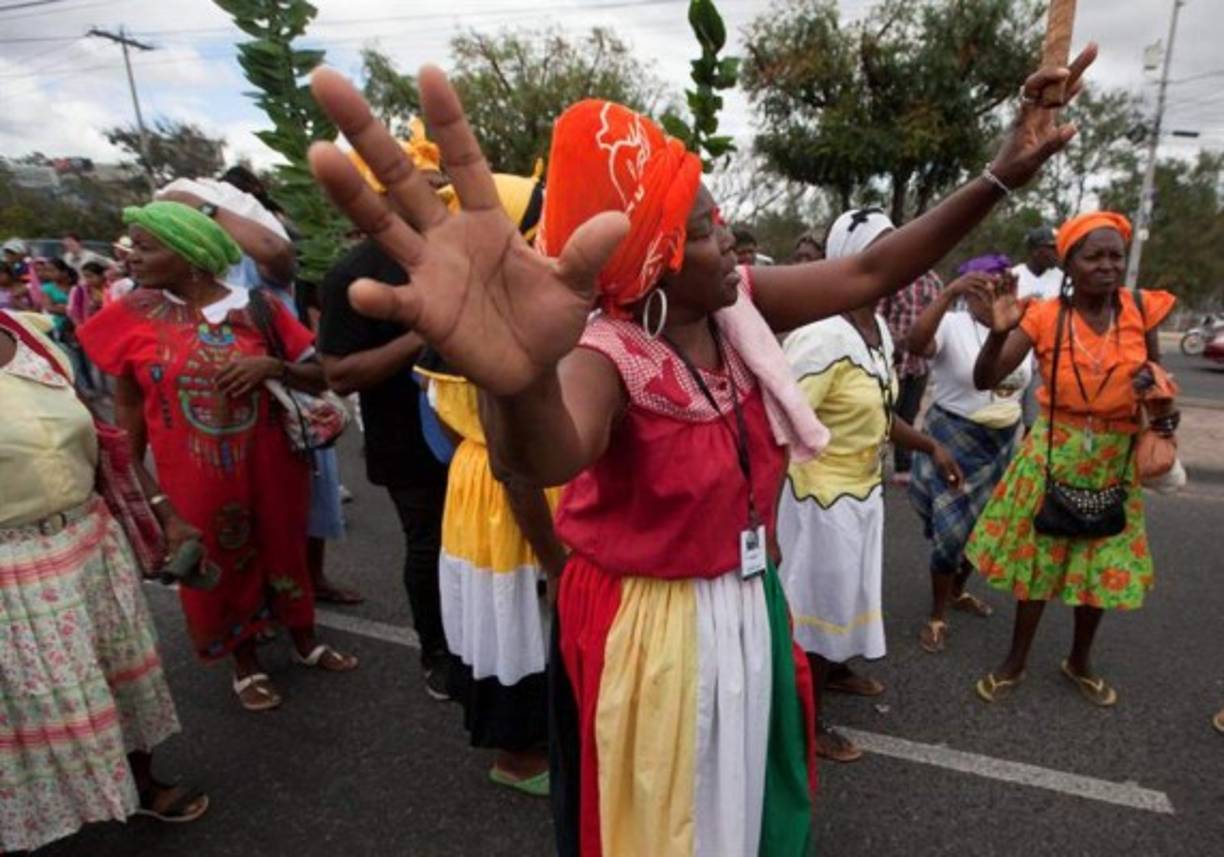 Un grupo de mujeres garífunas participa en Tegucigalpa en una protesta junto a miembros del Consejo de Organizaciones Populares e Indígenas de Honduras (COPINH) para exigir justicia por el crimen de Cáceres, quien fue asesinada hace casi un año, el 3 de marzo de 2016, en la ciudad de La Esperanza, en el occidente del país.<br/>