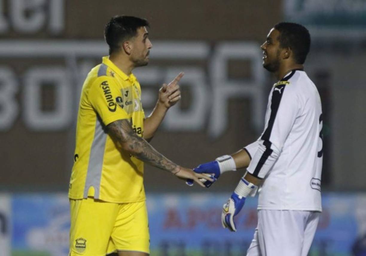 El argentino Ramiro Rocca se ríe con el portero José Mendoza tras anotarle el penal.