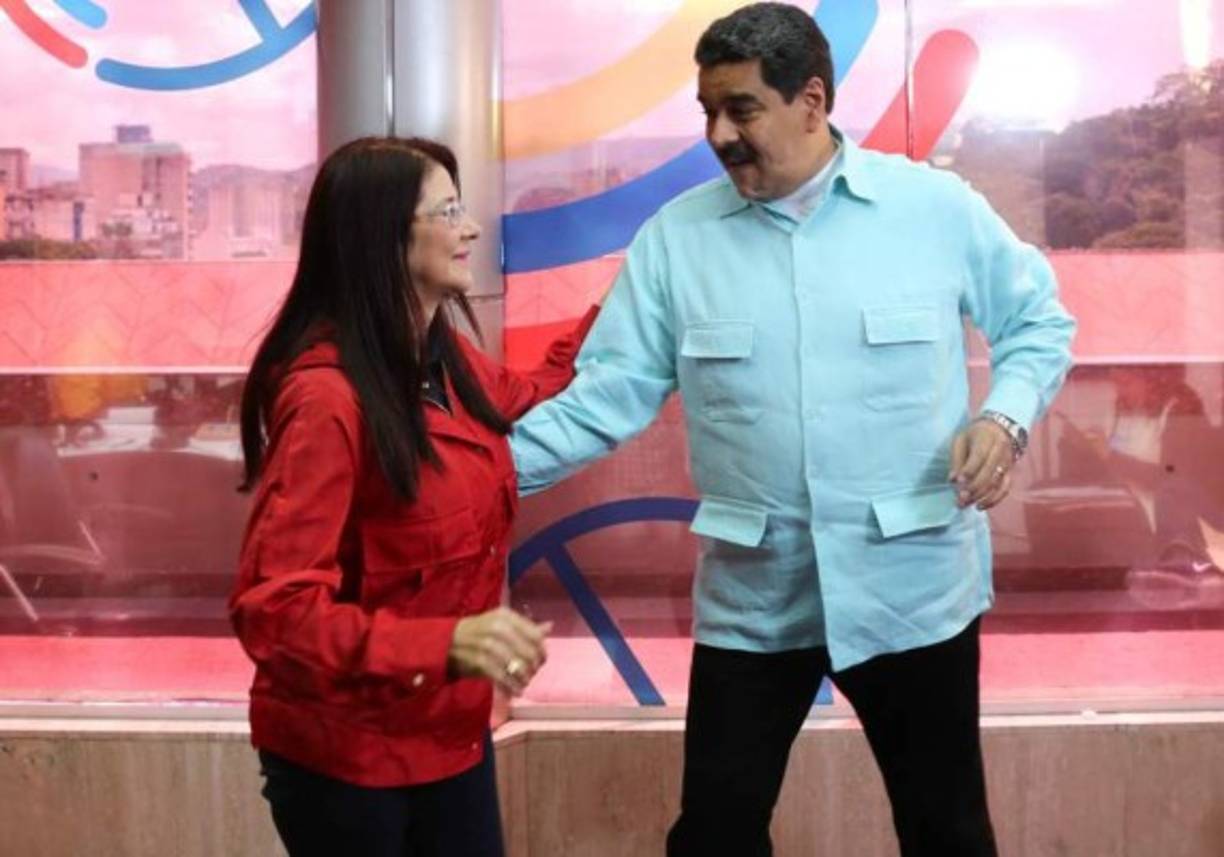 Bailando con la primera dama Cilia Flores, el presidente Nicolás Maduro estrenó este martes su programa radial de salsa, a la misma hora en que la oposición se alistaba para juzgar su responsabilidad política en la crisis de Venezuela. 'La hora de la salsa', transmitido por la emisora del palacio de gobierno, comenzó al mediodía, y aunque estaba programado para dos horas, se prolongó una más.