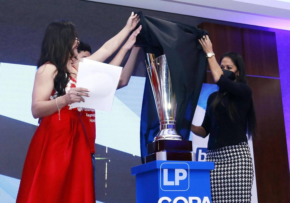 La árbitro internacional, Shirley Perelló, fue una de las encargadas en develar el trofeo ante los presentes junto a Isabel Zambrano.