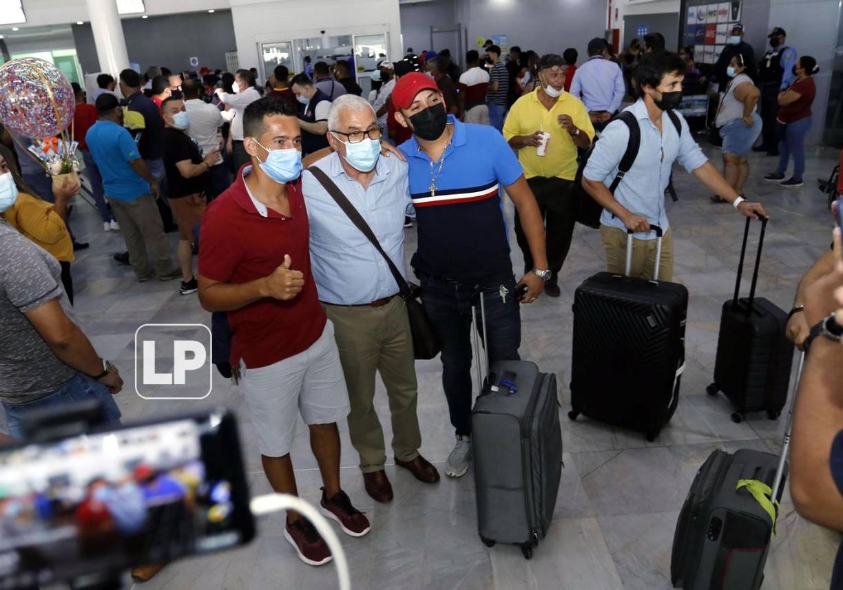 Varios aficionados le pidieron fotografías a Keosseián a su llegada al país.