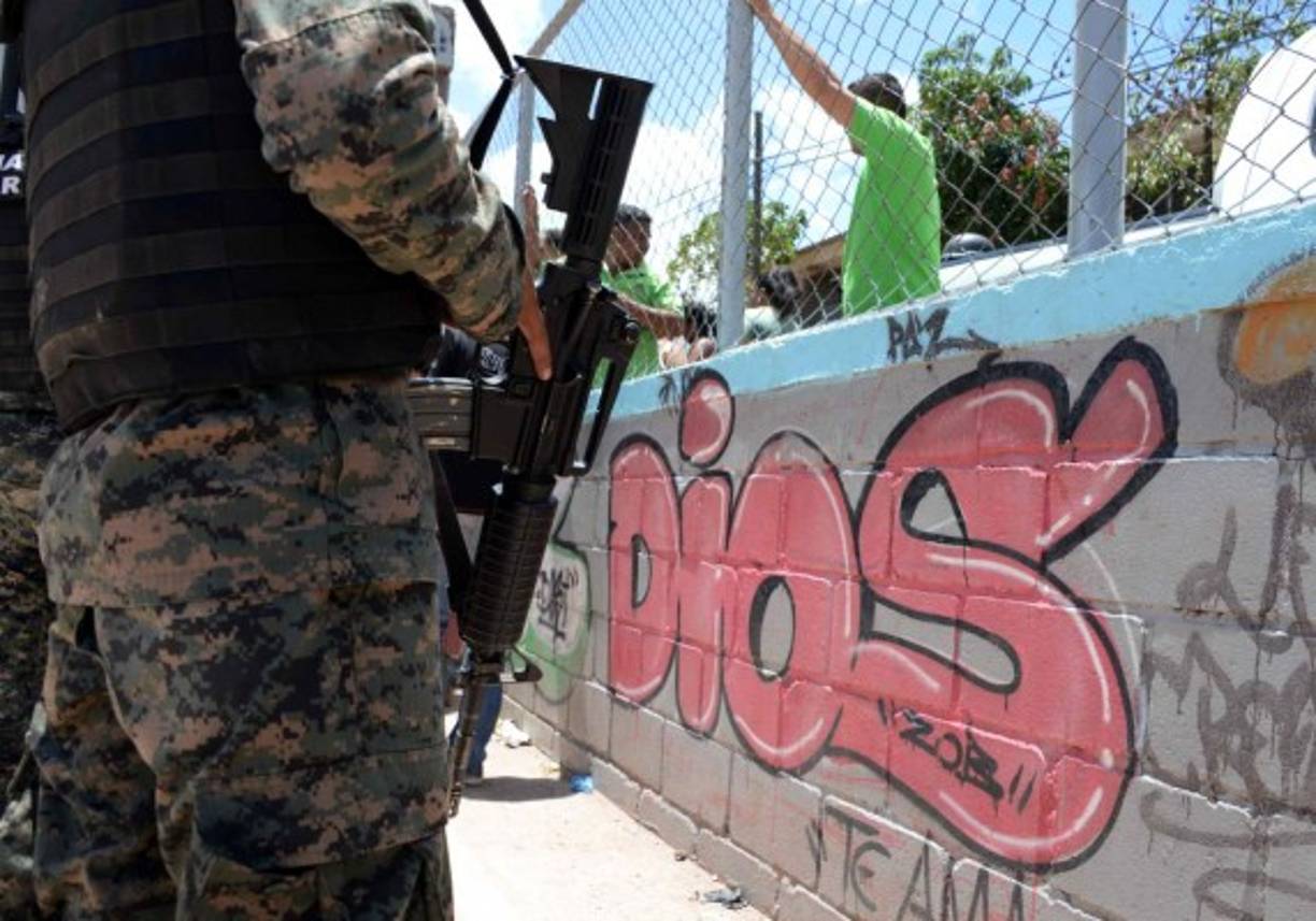 Un agente de la PMOP en el lugar donde detuvieron a más de 20 supuestos mareros que supuestamente controlan la zona de la San Miguel, La Sosa y La Mololoa de Tegucigalpa.