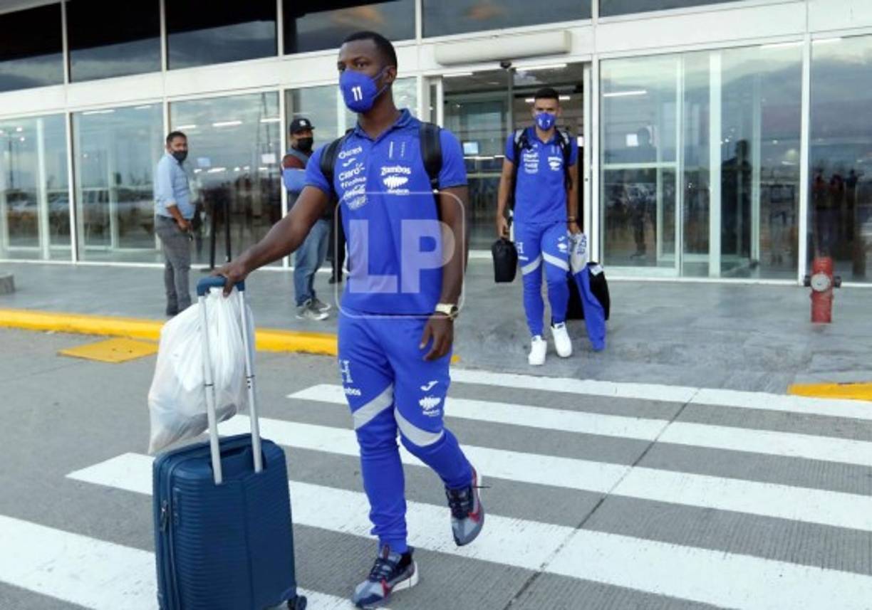 Darixon Vuelto y José Alejandro Reyes al momento de salir del aeropuerto Ramón Villeda Morales de San Pedro Sula.