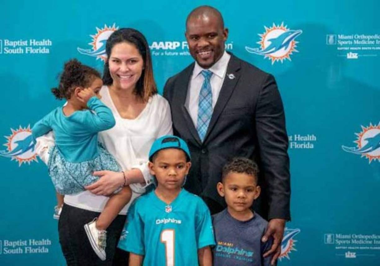 Brian Flores llegó a la presentación acompañado de su familia, su esposa Jenny e hijos acudieron al evento que nunca olvidarán por el éxito del hondureño.