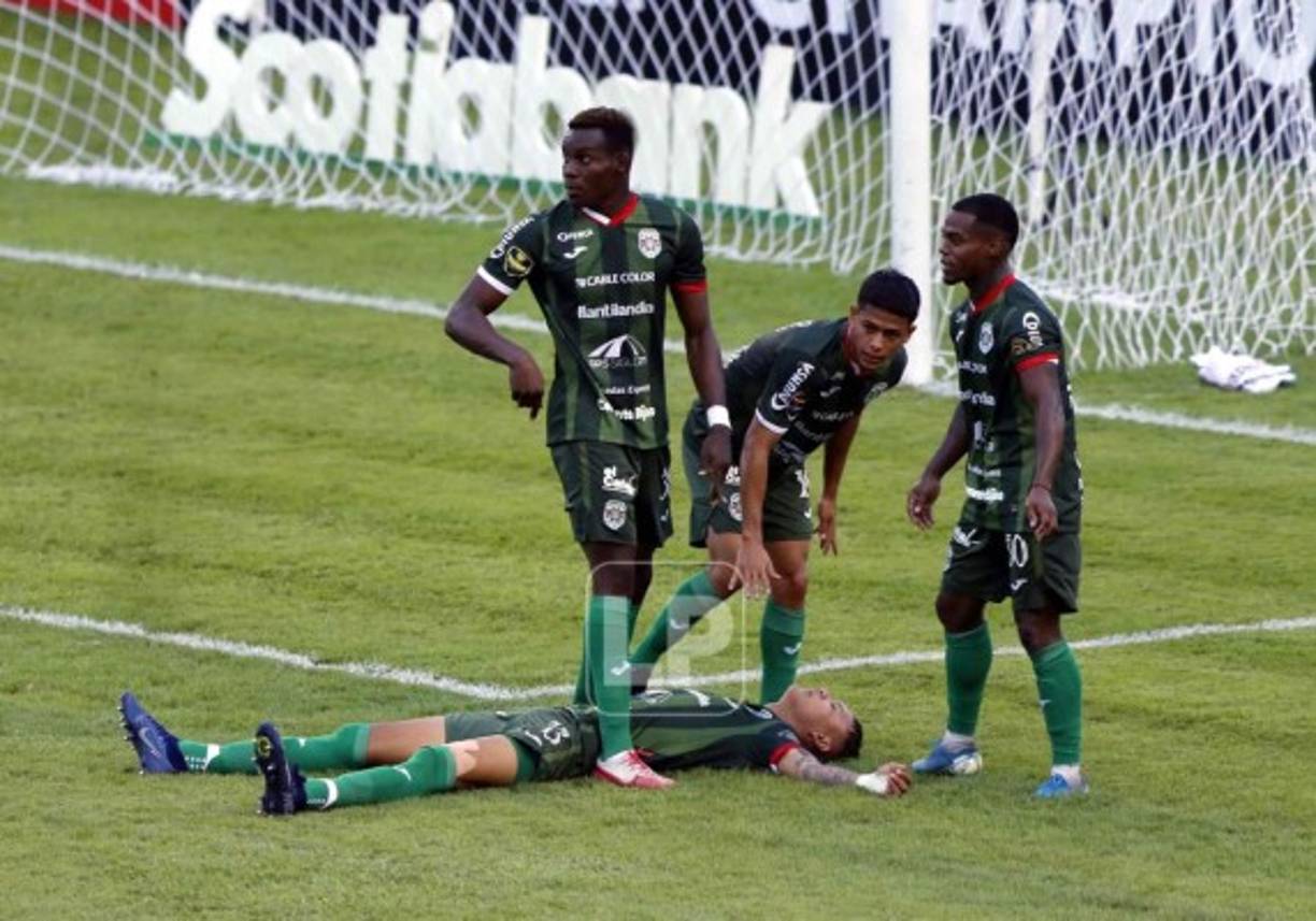 Los compañeros de Kervin Arriaga se preocuparon por su salud tras caer al suelo. El mediocampista fue atendido y salió del campo. Después volvió y siguió con el partido sin problemas.