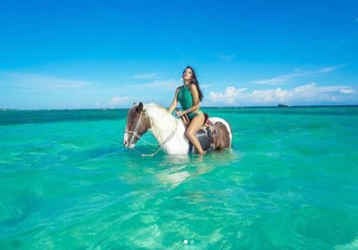 Alejandra mostró en su Instagram su paso por la bella isla de Roatán.