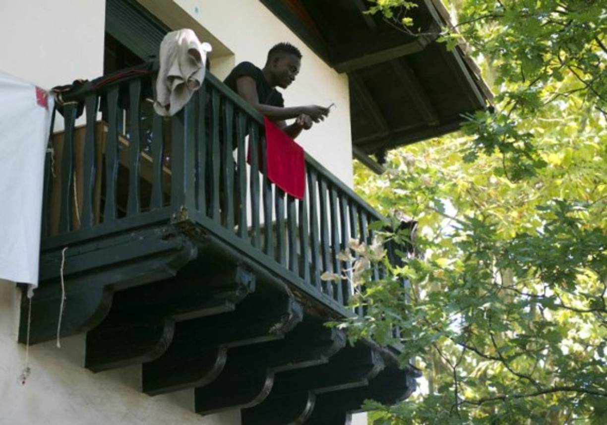 Como estos jóvenes, miles de africanos han llegado por mar a España desde el norte de África, en lo que se ha convertido en un desafío para las fuerzas de seguridad y los equipos de salvamento marítimo del gobierno español.