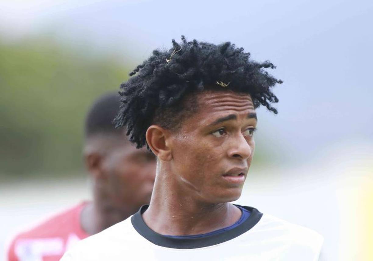 El mediocampista Cristian Sacaza se unió a los trabajos de pretemporada del Vida. Los rojos se hicieron de la incorporación de uno de los mediocampistas revelación del pasado torneo Clausura, quien fue tentado por el Olimpia y manejó opciones de irse a jugar a Portugal y Colombia.