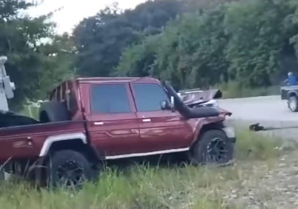  El automotor que embistió al joven también fue a impactar contra otro carro tipo camioneta. 