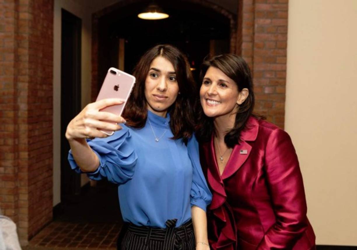 La joven yazidí ha venido insistiendo en la necesidad de que se cree un tribunal especializado que juzgue a los responsables de los crímenes cometidos por el Isis en Siria e Irak. En la imagen junto a la embajadora de EEUU en la ONU, Nikki Haley.