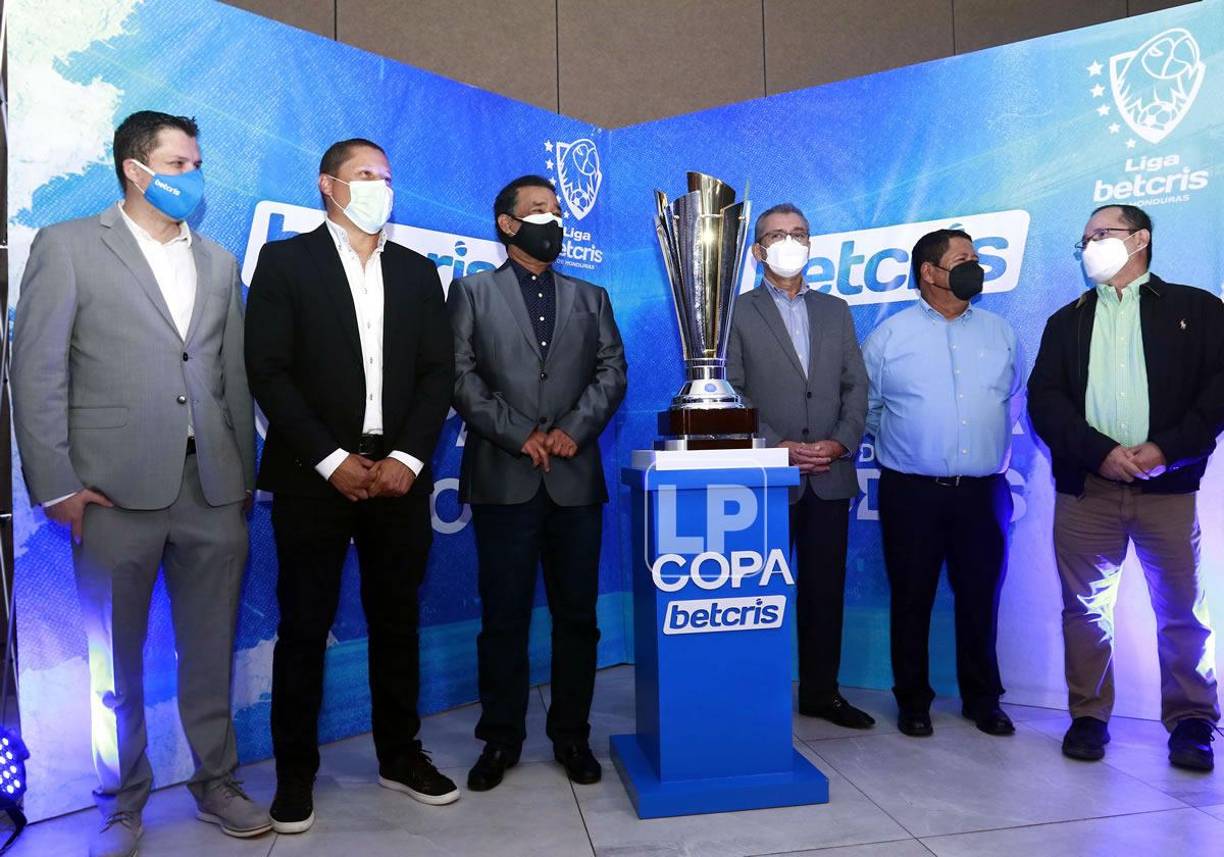 Directivos de los equipos de la Liga Nacional estuvieron presente en la presentación del trofeo.