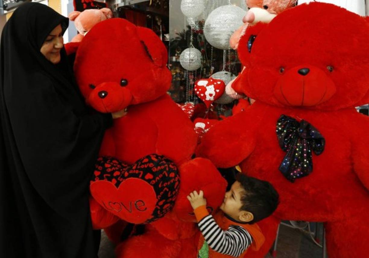 En Irak la tradición marca regalar peluches a los seres queridos.