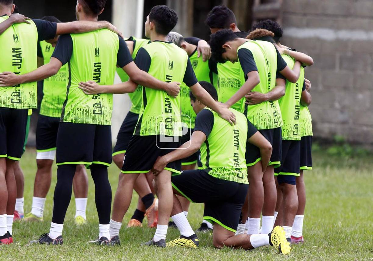 ‘Rambo‘ de León se hinca para realizar la oración antes del entrenamiento.