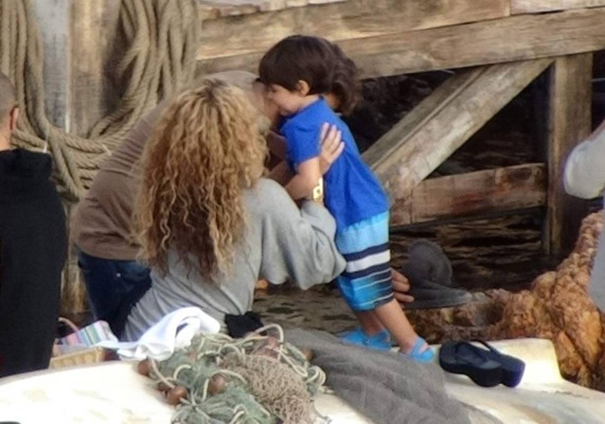 Shakira junto a Milan durante la grabación de un comercial en la costa de Barcelona.