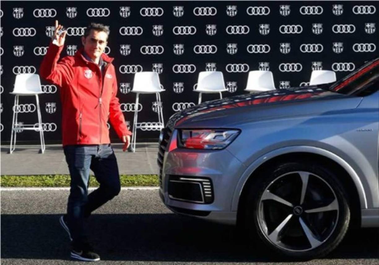 Ernesto Valverde / Q7 e-tron Plata Florete. 373 CV (83.970 euros). El entrenador optó por la versión híbrida del todoterreno alemán.