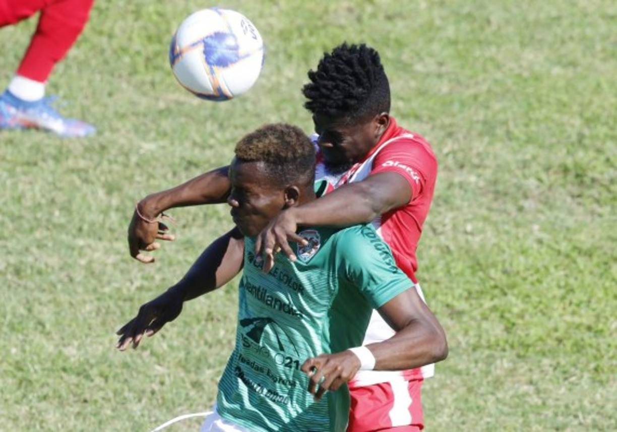 Así saltaron Bryan Castillo, del Marathón, y Bryan Barrios, del Vida, por el balón.