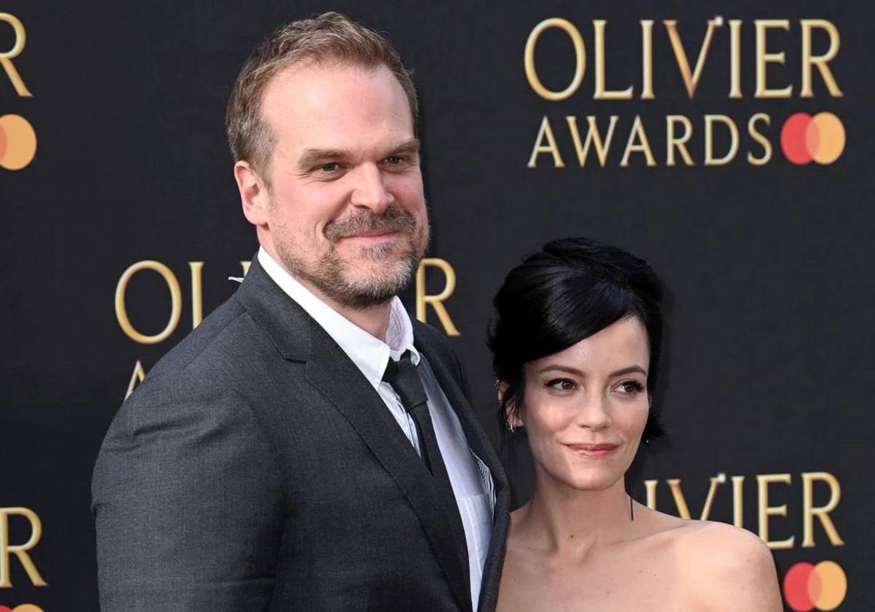 En una reciente entrevista en el podcast “Miss Me?”, Lily Allen, la reconocida cantante británica, ha compartido detalles íntimos sobre su difícil separación de David Harbour. La artista de 39 años ha descrito este período como uno de los más dolorosos de su vida.