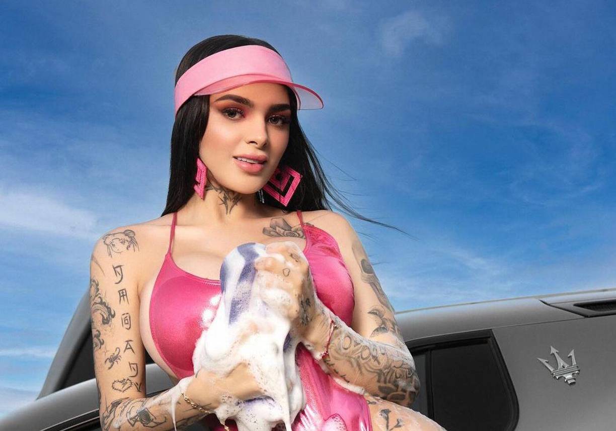 Karely Ruiz tiene 23 años de edad y se dedica a la creación de contenido para adultos en OnlyFans.