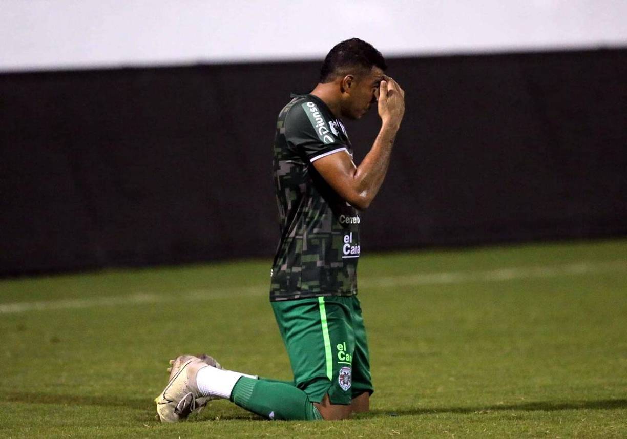 Sergio Peña agradeció a Dios al final del partido.