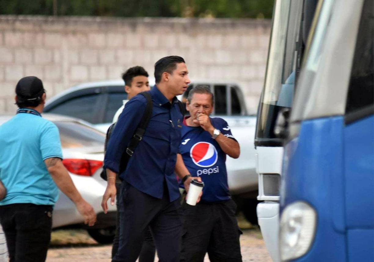 El director deportivo de Motagua, Emilio Izaguirre, llegando con el equipo al estadio Carlos Miranda de Comayagua para el partido ante la UPN.