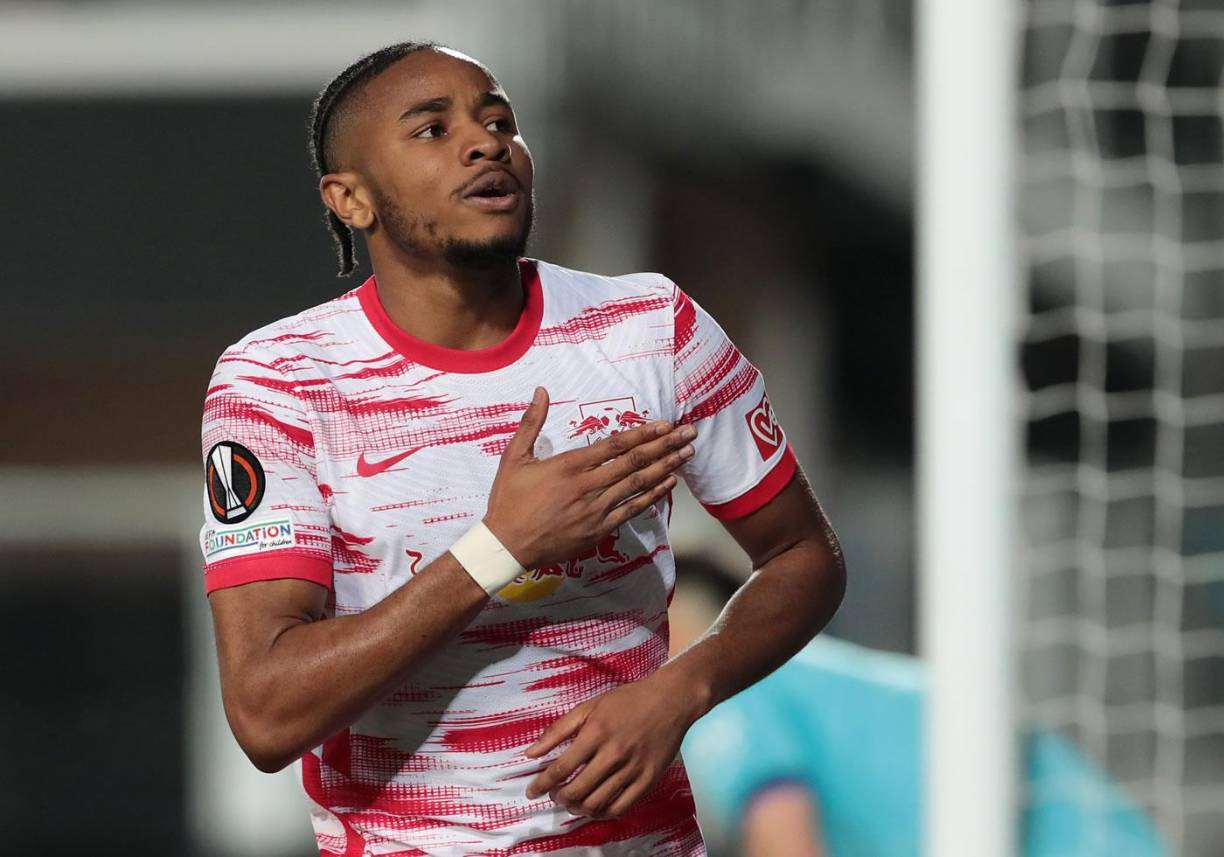 Christopher Nkunku es uno de los atacantes que gustan a la secretaría técnica del Real Madrid por su versatilidad. El delantero francés del RB Leipzig (24 años) ha sido nombrado mejor jugador de la temporada en la Bundesliga. El principal problema para el club blando es que el su equipo no tiene ninguna intención de vender al internacional galo. De hecho, la idea de los alemanes es ofrecerle la renovación y solo se plantearía su salida si alguien ofrece 100 millones de euros.