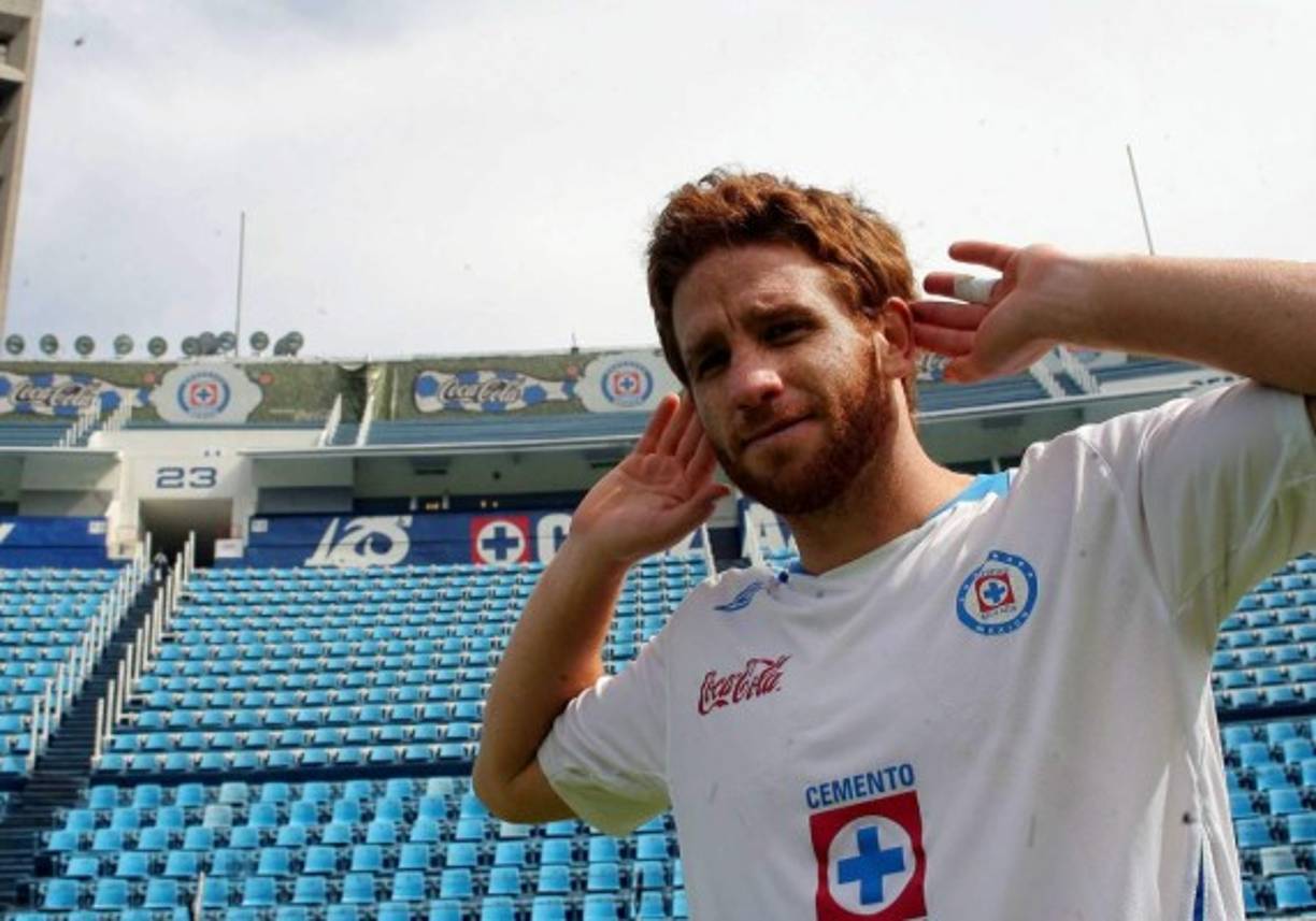 Emilio Hassan Viades. Este futbolista es nada más y nada menos sobrino del hombre más rico del mundo y de México, Carlos Slim. Sin duda el nació en una 'Cuna de Oro'.