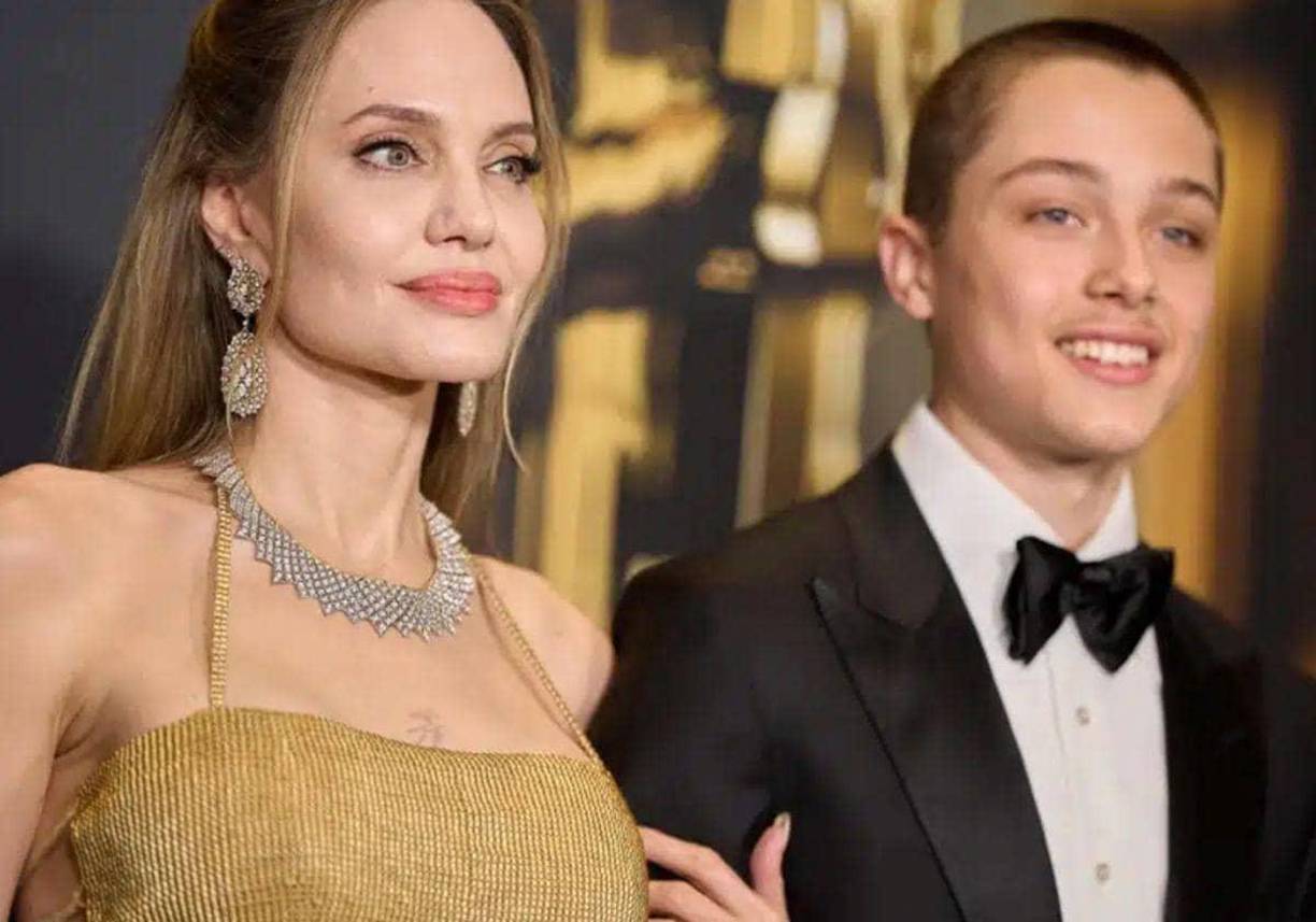 Angelina Jolie lució como toda una madre orgullosa junto a su hijo, Knox Jolie-Pitt, en los Governors Awards del domingo pasado. La actriz ganadora del Óscar, de 48 años, y su apuesto hijo de 16 años, a quien comparte con su ex Brad Pitt, se apoderaron de la alfombra roja del Ray Dolby Ballroom, llamando la atención de los presentes.